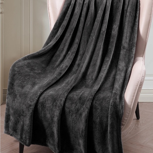 Luxurious Charcoal Large Plush Throw Blanket - Picture 3 of 3